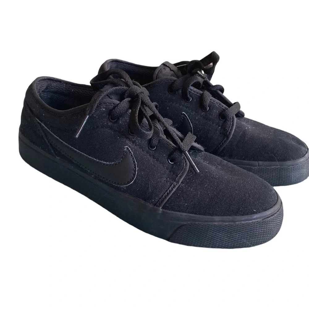 Nike W sz 8 youth 6 Toki Low Canvas black sneakers
